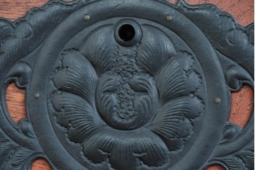 中古　美品　岩谷堂箪笥　力強い杢目と黒金具が重厚な趣を添える衣装箪笥　(R-089732)