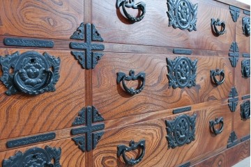 中古　美品　岩谷堂箪笥　力強い杢目と黒金具が重厚な趣を添える衣装箪笥　(R-089732)