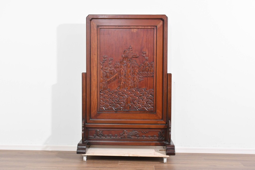 中古　美品　高級品　花梨(カリン)材　山水風景の彫刻が美しい衝立　(R-089734)