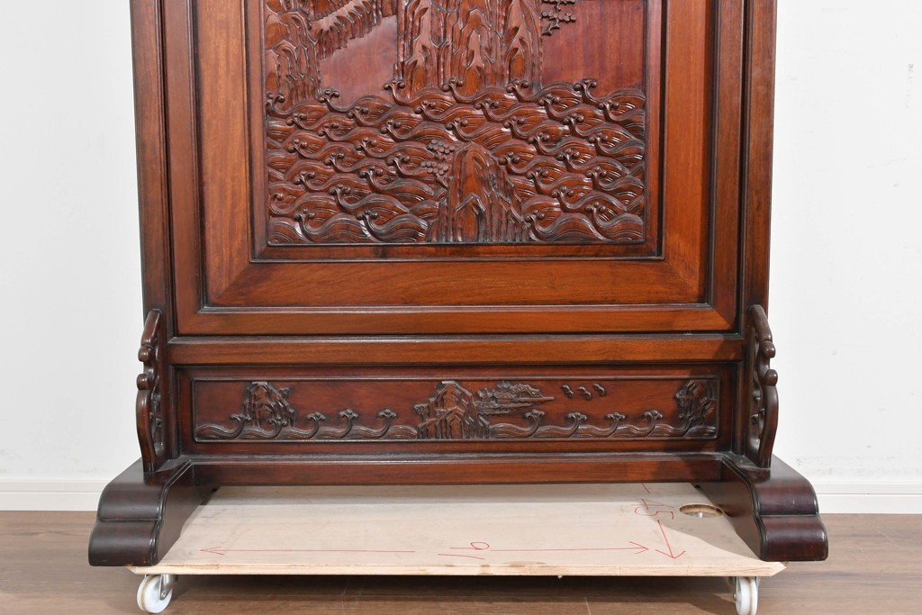 中古　美品　高級品　花梨(カリン)材　山水風景の彫刻が美しい衝立　(R-089734)