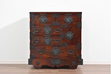中古　美品　岩谷堂箪笥　美しい木目と重厚な金具が目を引く車箪笥　(R-089735)