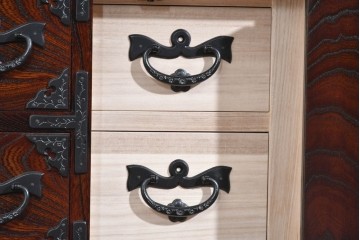 中古　美品　岩谷堂箪笥　美しい木目と重厚な金具が目を引く車箪笥　(R-089735)