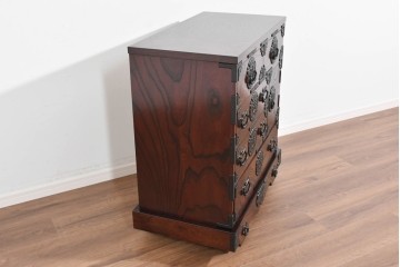 中古　美品　岩谷堂箪笥　美しい木目と重厚な金具が目を引く車箪笥　(R-089735)