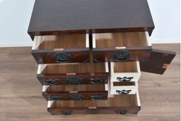 中古　美品　岩谷堂箪笥　美しい木目と重厚な金具が目を引く車箪笥　(R-089735)