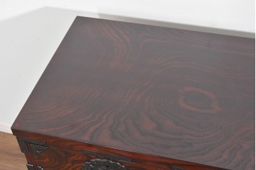 中古　美品　岩谷堂箪笥　美しい木目と重厚な金具が目を引く車箪笥　(R-089735)