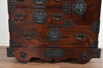中古　美品　岩谷堂箪笥　美しい木目と重厚な金具が目を引く車箪笥　(R-089735)