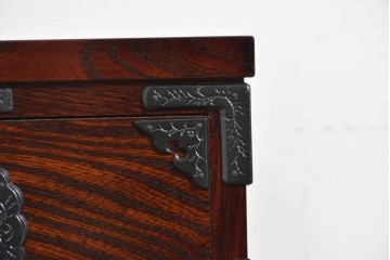 中古　美品　岩谷堂箪笥　美しい木目と重厚な金具が目を引く車箪笥　(R-089735)