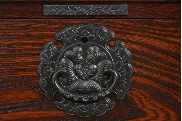 中古　美品　岩谷堂箪笥　美しい木目と重厚な金具が目を引く車箪笥　(R-089735)