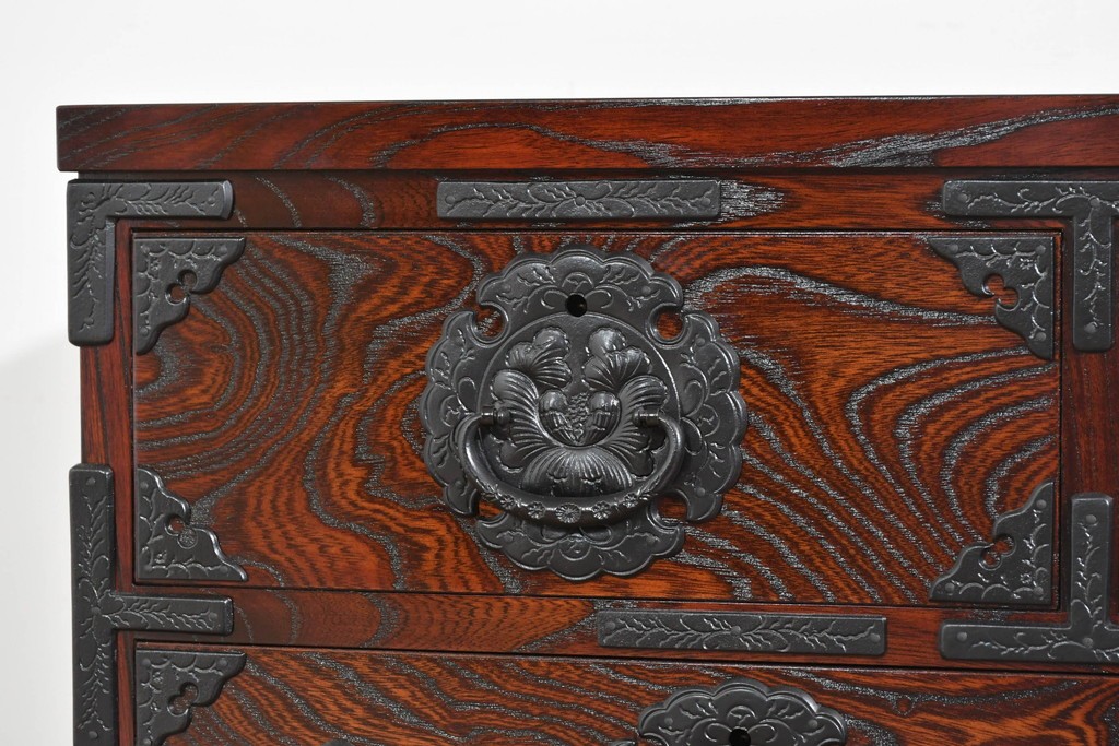 中古　美品　岩谷堂箪笥　美しい木目と重厚な金具が目を引く車箪笥　(R-089735)