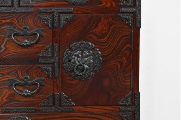 中古　美品　岩谷堂箪笥　美しい木目と重厚な金具が目を引く車箪笥　(R-089735)