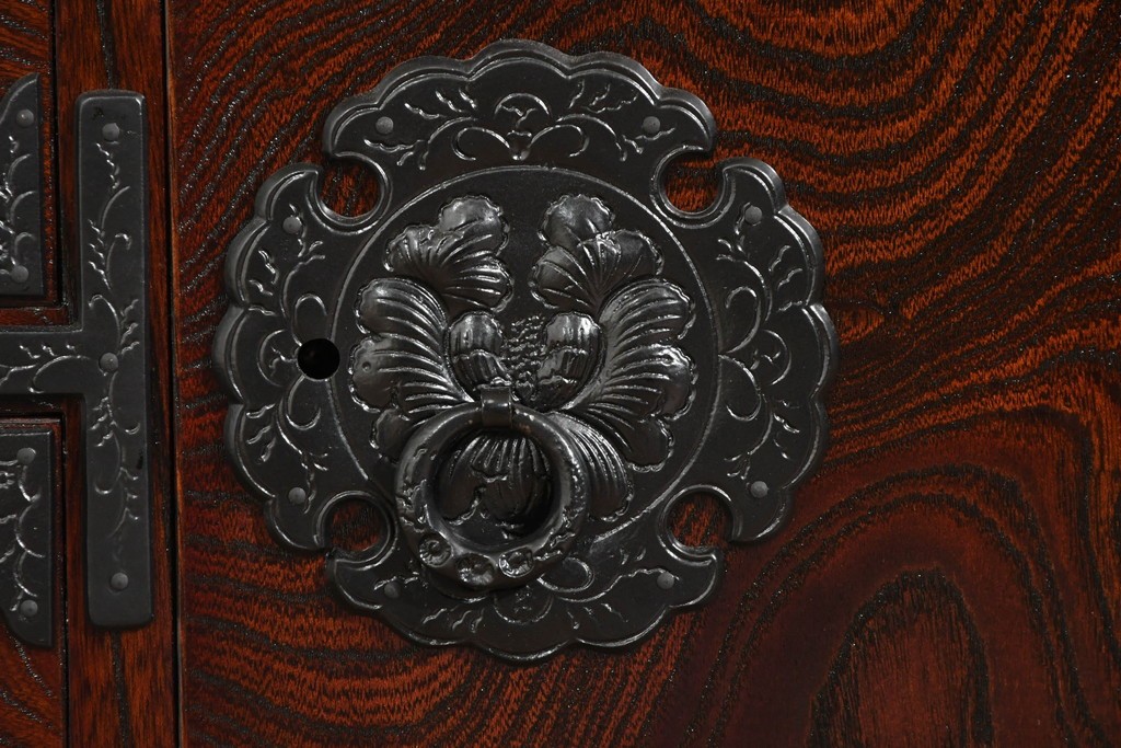 中古　美品　岩谷堂箪笥　美しい木目と重厚な金具が目を引く車箪笥　(R-089735)