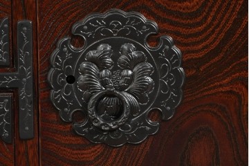中古　美品　岩谷堂箪笥　美しい木目と重厚な金具が目を引く車箪笥　(R-089735)