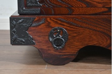 中古　美品　岩谷堂箪笥　美しい木目と重厚な金具が目を引く車箪笥　(R-089735)