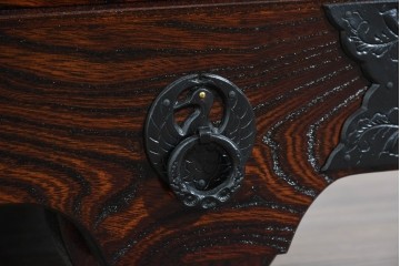 中古　美品　岩谷堂箪笥　美しい木目と重厚な金具が目を引く車箪笥　(R-089735)