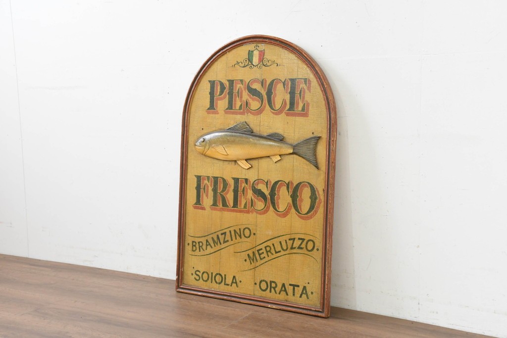 イタリアヴィンテージ　1950年から1970年頃　著名工房ペイント作品　ビストロの店舗什器としておすすめ!　魚を立体的にあしらったレトロな魚屋の看板　(R-089745)