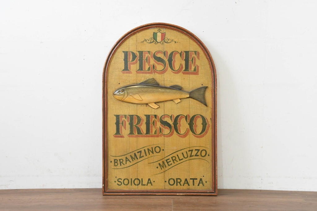 イタリアヴィンテージ　1950年から1970年頃　著名工房ペイント作品　ビストロの店舗什器としておすすめ!　魚を立体的にあしらったレトロな魚屋の看板　(R-089745)