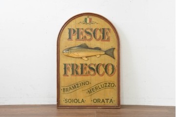 イタリアヴィンテージ　1950年から1970年頃　著名工房ペイント作品　ビストロの店舗什器としておすすめ!　魚を立体的にあしらったレトロな魚屋の看板　(R-089745)