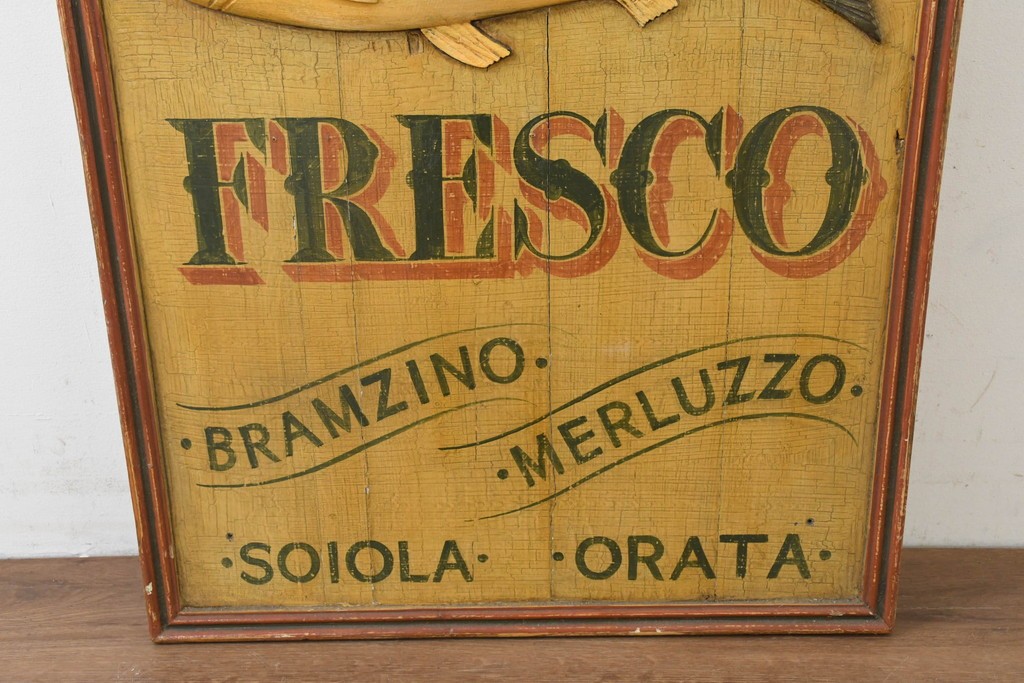 イタリアヴィンテージ　1950年から1970年頃　著名工房ペイント作品　ビストロの店舗什器としておすすめ!　魚を立体的にあしらったレトロな魚屋の看板　(R-089745)
