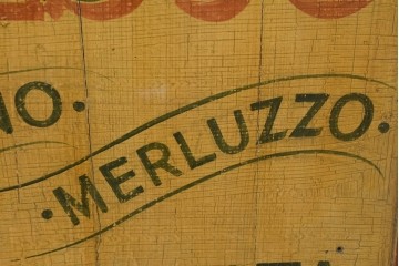 イタリアヴィンテージ　1950年から1970年頃　著名工房ペイント作品　ビストロの店舗什器としておすすめ!　魚を立体的にあしらったレトロな魚屋の看板　(R-089745)