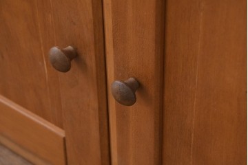 ヨーロッパヴィンテージ　チェリー無垢材　優しい木味のウォールキャビネット　(R-089748)