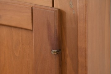 ヨーロッパヴィンテージ　チェリー無垢材　優しい木味のウォールキャビネット　(R-089748)