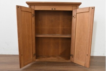 ヨーロッパヴィンテージ　チェリー無垢材　優しい木味のウォールキャビネット　(R-089748)