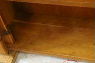 ヨーロッパヴィンテージ　チェリー無垢材　優しい木味のウォールキャビネット　(R-089748)