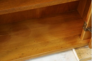 ヨーロッパヴィンテージ　チェリー無垢材　優しい木味のウォールキャビネット　(R-089748)