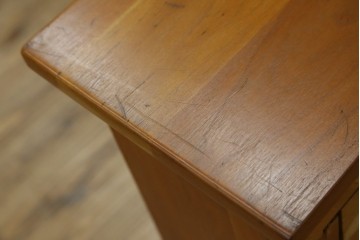 ヨーロッパヴィンテージ　チェリー無垢材　優しい木味のウォールキャビネット　(R-089748)