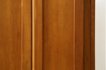 ヨーロッパヴィンテージ　チェリー無垢材　優しい木味のウォールキャビネット　(R-089748)