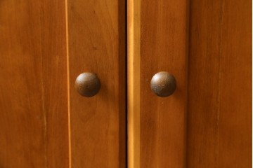 ヨーロッパヴィンテージ　チェリー無垢材　優しい木味のウォールキャビネット　(R-089748)