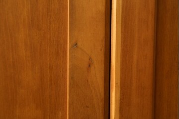 ヨーロッパヴィンテージ　チェリー無垢材　優しい木味のウォールキャビネット　(R-089748)