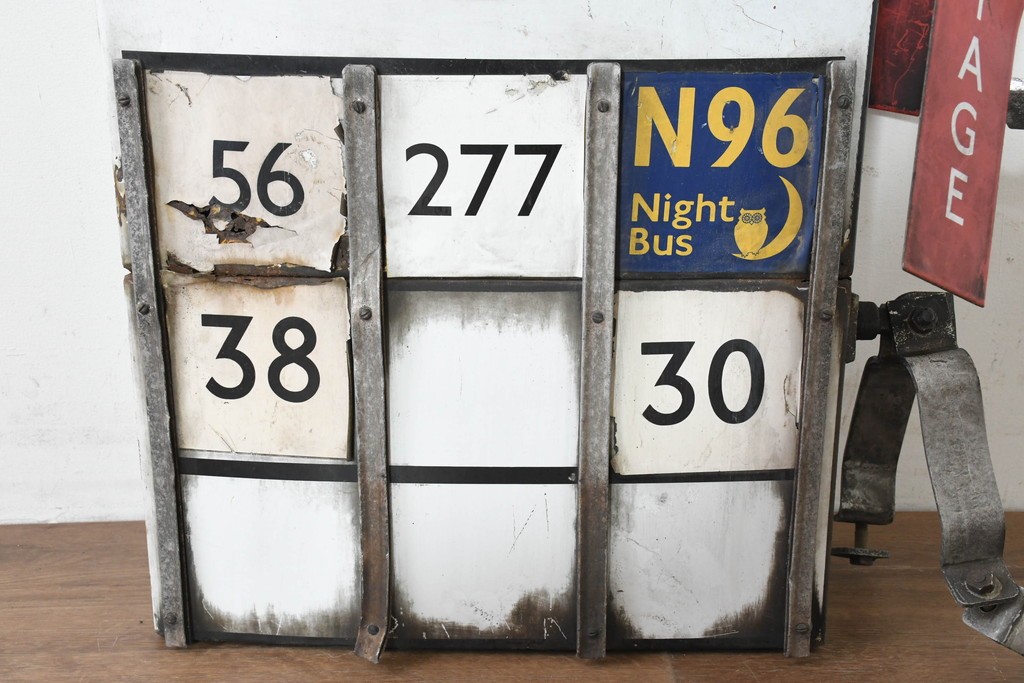 イギリスヴィンテージ　1950年から1970年頃　ロンドン交通局　ラウンデル(Roundel)　BUS STOP(バスストップ)　レトロな魅力あふれるバス停看板　(R-089757)