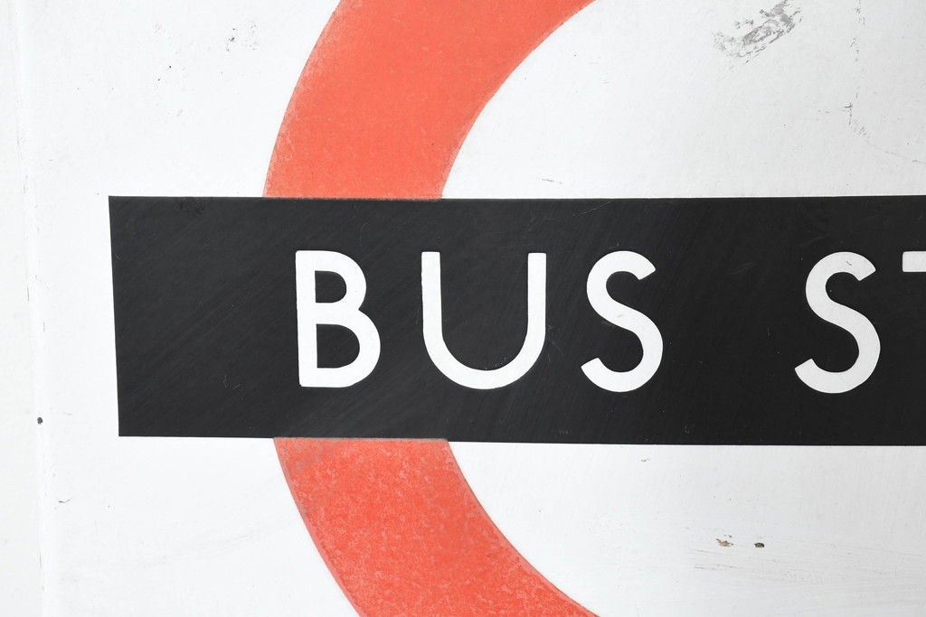 イギリスヴィンテージ　1950年から1970年頃　ロンドン交通局　ラウンデル(Roundel)　BUS STOP(バスストップ)　レトロな魅力あふれるバス停看板　(R-089757)