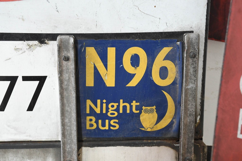 イギリスヴィンテージ　1950年から1970年頃　ロンドン交通局　ラウンデル(Roundel)　BUS STOP(バスストップ)　レトロな魅力あふれるバス停看板　(R-089757)