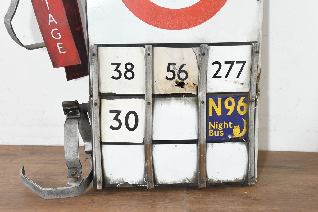 イギリスヴィンテージ　1950年から1970年頃　ロンドン交通局　ラウンデル(Roundel)　BUS STOP(バスストップ)　レトロな魅力あふれるバス停看板　(R-089757)