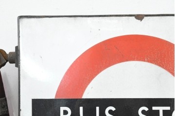 イギリスヴィンテージ　1950年から1970年頃　ロンドン交通局　ラウンデル(Roundel)　BUS STOP(バスストップ)　レトロな魅力あふれるバス停看板　(R-089757)