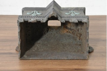 アメリカアンティーク　胸壁風デザインとフルール・ド・リスが印象的なホッパーヘッド　(R-089761)