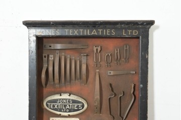 イギリスアンティーク　JONES TEXTILATIES LTD(ジョーンズ・テクスティレイティーズ・リミテッド)　無骨な工業パーツのディスプレイボード　(R-089770)