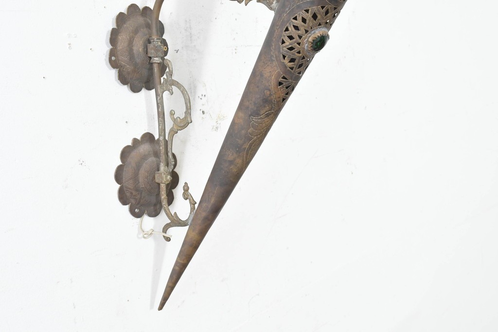 中古　モロッコ　希少デザイン　上下どちらでも取り付けられる!　透かし細工とカボション装飾のウォールライト　(R-089784)