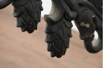 ヨーロッパアンティーク　草花モチーフの透かし装飾と長いアームが印象的なウォールライト　(R-089785)
