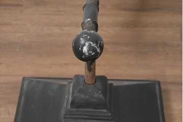 ヨーロッパアンティーク　草花モチーフの透かし装飾と長いアームが印象的なウォールライト　(R-089785)