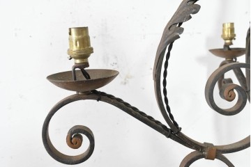 フランスヴィンテージ　1950年頃　ロートアイアン　スクロール装飾と葉飾りが美しいキャンドル式シャンデリア　(R-089787)