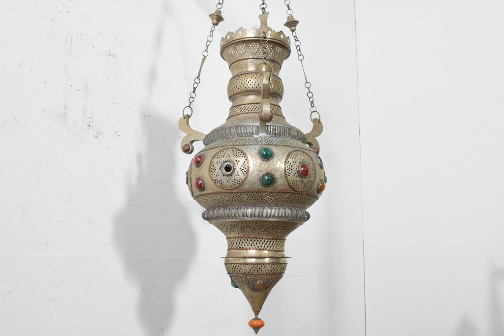 アジアンヴィンテージ　インド　高級工芸品　真鍮　宝石象嵌風の装飾が異国の宮殿を思わせる大型のランタン型ペンダントライト　(R-089789)