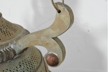 アジアンヴィンテージ　インド　高級工芸品　真鍮　宝石象嵌風の装飾が異国の宮殿を思わせる大型のランタン型ペンダントライト　(R-089789)