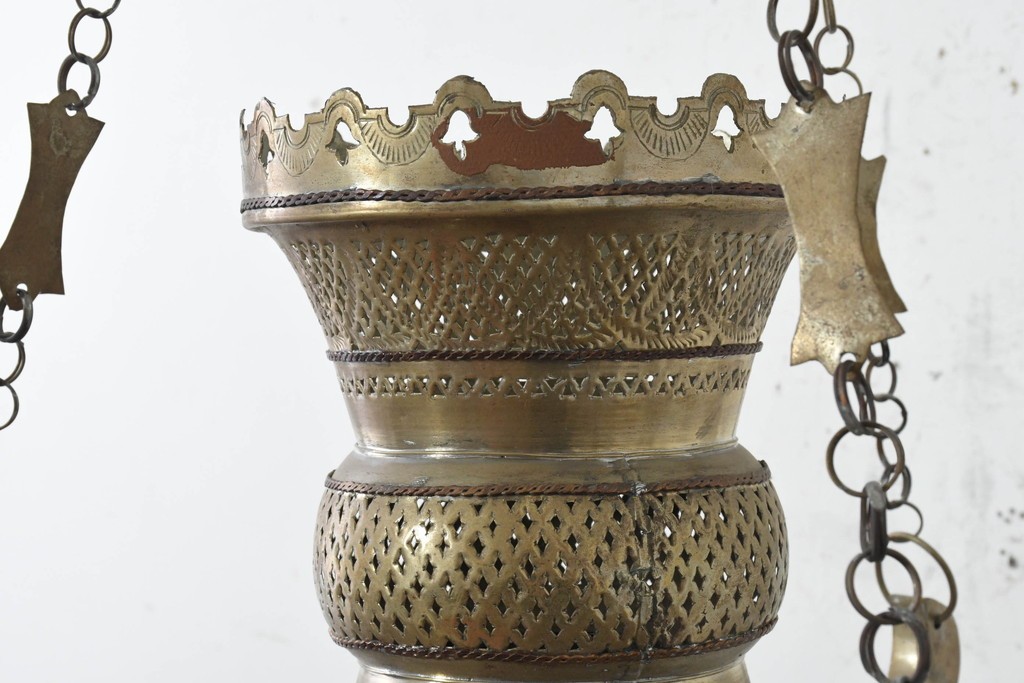 アジアンヴィンテージ　インド　高級工芸品　真鍮　宝石象嵌風の装飾が異国の宮殿を思わせる大型のランタン型ペンダントライト　(R-089789)
