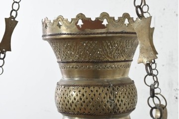 アジアンヴィンテージ　インド　高級工芸品　真鍮　宝石象嵌風の装飾が異国の宮殿を思わせる大型のランタン型ペンダントライト　(R-089789)