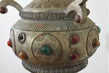 アジアンヴィンテージ　インド　高級工芸品　真鍮　宝石象嵌風の装飾が異国の宮殿を思わせる大型のランタン型ペンダントライト　(R-089789)