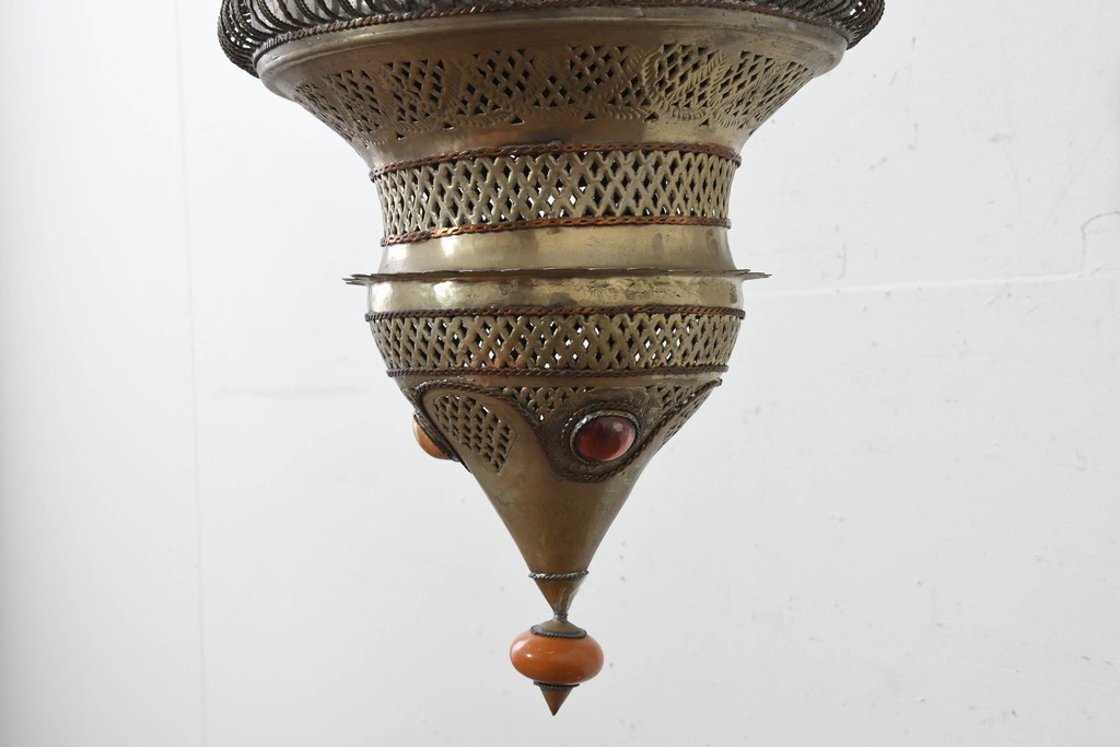 アジアンヴィンテージ　インド　高級工芸品　真鍮　宝石象嵌風の装飾が異国の宮殿を思わせる大型のランタン型ペンダントライト　(R-089789)