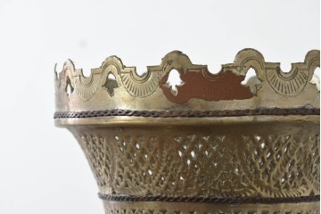 アジアンヴィンテージ　インド　高級工芸品　真鍮　宝石象嵌風の装飾が異国の宮殿を思わせる大型のランタン型ペンダントライト　(R-089789)